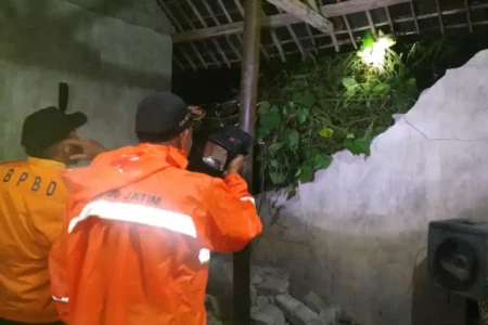 Rumah Warga di Blitar Jebol Tertimbun Longsor Setinggi 5 Meter Foto BeritaJatim.com