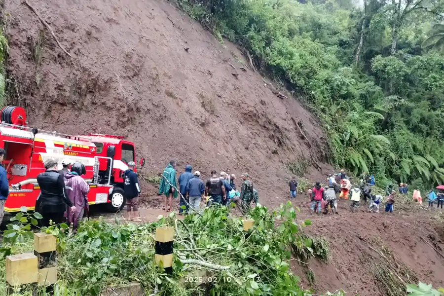 Akses Jalan ke Desa Ngadas Malang Tertimbun Tanah Longsor Foto BeritaJatim.com