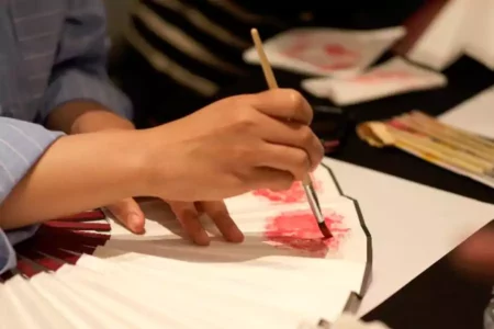 Sheraton Surabaya Hadirkan ‘Kipas Romansa’, Workshop Melukis Kipas Akrilik yang Unik dan Inspiratif Foto BeritaJatim.com