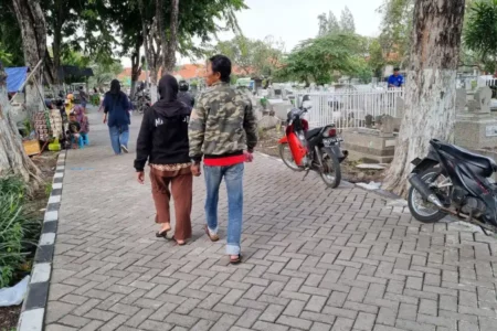 Jelang Ramadhan, Aktivitas Meminta-minta di Makam Surabaya Meningkat Foto BeritaJatim.com