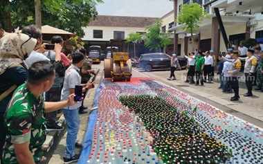 Polres Jombang Musnahkan 5.152 Botol Miras Jelang Ramadan, 25 Orang Diamankan Foto BeritaJatim.com
