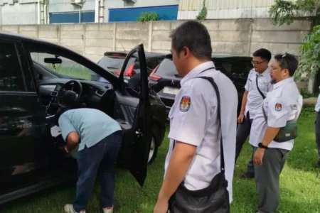 Mobil KPU dan Bawaslu Blitar Ditarik, Ada Apa? Foto BeritaJatim.com