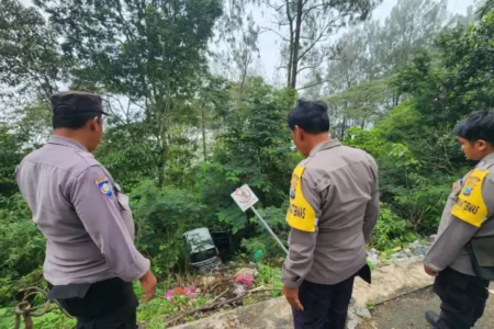Misteri Mobil Masuk Jurang di Pacet Mojokerto, Mesin Menyala Tanpa Pemilik Foto BeritaJatim.com