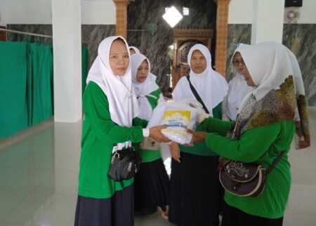Muslimat NU Rejoso Nganjuk Bagikan Mukena ke Masjid Menjelang Ramadan Foto BeritaJatim.com