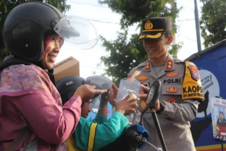 Kapolres Tuban Punya Cara Unik Dalam Operasi Keselamatan Semeru 2025 Foto BeritaJatim.com