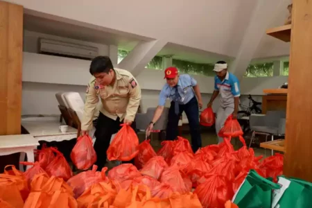 Ipuk-Mujiono Dapat Ribuan Paket Sembako Pengganti Karangan Bunga Pelantikan Bupati Banyuwangi Foto BeritaJatim.com