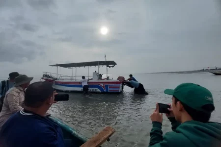 Parahnya Sedimentasi di Kawasan Pantai Surabaya Foto BeritaJatim.com