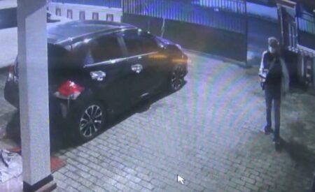 Pencurian Motor di Jombang Terekam CCTV, Pelaku Bersenjata Kabur ke Timur Foto BeritaJatim.com