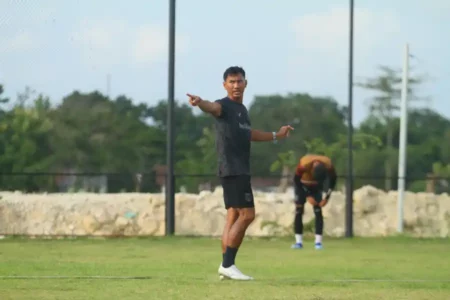 Persela Kontra Persijap, Zulkifli Syukur Tekankan Tiga Hal Penting ke Pemain Foto BeritaJatim.com