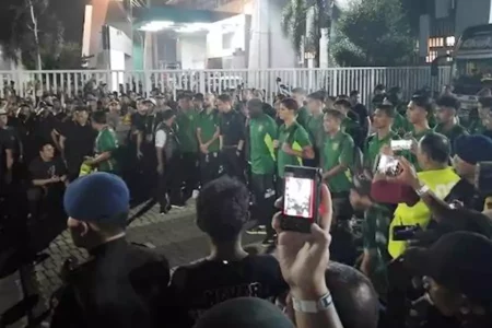 Didemo Suporter, Pelatih dan Pemain Persebaya Temui Bonek Bonita Minta Maaf Foto BeritaJatim.com