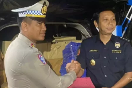 Bawa Rokok Ilegal dan Ugal-ugalan, Mobil Innova Ketangkap Polisi di Suramadu Foto BeritaJatim.com