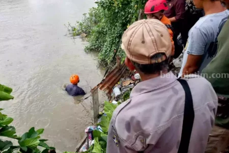 Cuci Pakaian di Belakang Rumah, Bocah SMP Surabaya Tenggelam Foto BeritaJatim.com