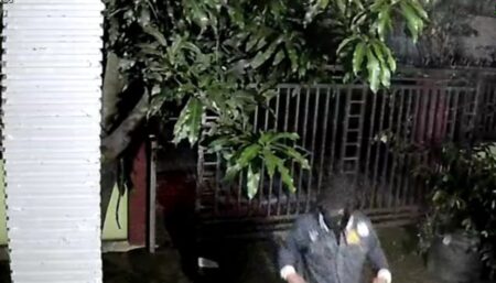 Pencuri Bercadar Gasak Motor di Jombang, Terekam CCTV Foto BeritaJatim.com
