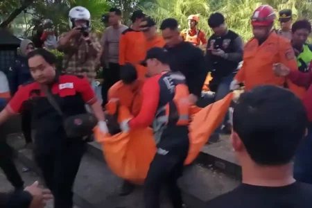 Jasad Korban Tenggelam di Kali Jagir Surabaya Ditemukan, 620 Meter dari Pintu Air Foto BeritaJatim.com