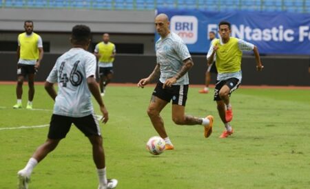 Persija Jakarta vs PSBS Biak: Pertarungan Sengit di Liga 1 2024/25 Foto BeritaJatim.com