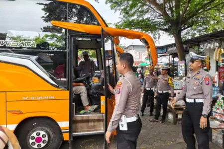 Bus Over Kapasitas Ditemukan saat Razia di Parkiran Makam Bung Karno Blitar Foto BeritaJatim.com