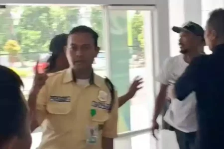 Puluhan Honorer Bangkalan Cekcok dengan Staff BPJS Ketenagakerjaan, Ini Klarifikasinya Foto BeritaJatim.com