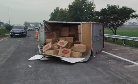 Pikap Muatan Satu Ton Roti Terguling di Tol Jombang, 2 Orang Jadi Korban Foto BeritaJatim.com