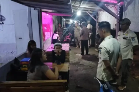 Razia Warung Remang-remang, Satpol PP Lamongan Amankan 12 Pramusaji dan Miras Foto BeritaJatim.com