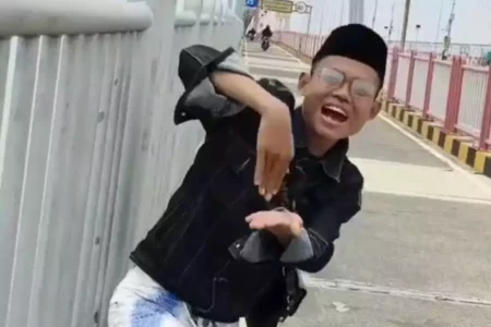 Aksi Kreator Konten Joget di Jembatan Suramadu Tuai Kritik, Polisi Beri Peringatan Foto BeritaJatim.com