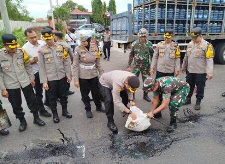 Polres Jombang-Kodim 0814 Sinergi Tambal Jalan Berlubang di Mojoagung demi Keselamatan Pengendara Foto BeritaJatim.com