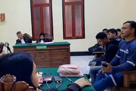 Nongkrong di Cafe, Terdakwa Pukul Korban dengan Cangkir Kopi Foto BeritaJatim.com