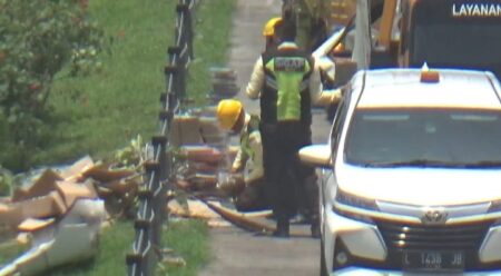 Mobil Muatan Alquran Alami Kecelakaan di Tol Jombang Foto BeritaJatim.com