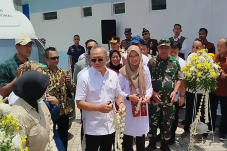 Menko Bidang Pangan Zulkifli Hasan Resmikan MBG di Kabupaten Banyuwangi Foto BeritaJatim.com
