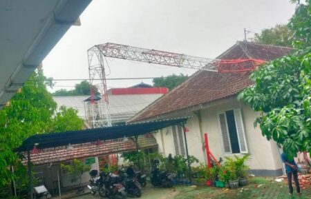 Angin Kencang Landa Banyuwangi, Pohon Tumbang dan Tower Listrik Roboh Foto BeritaJatim.com