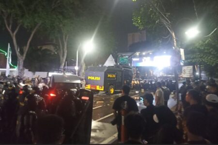 Ricuh Demo di Alun-Alun Surabaya, Massa Dihalau sampai Delta Plaza Foto BeritaJatim.com