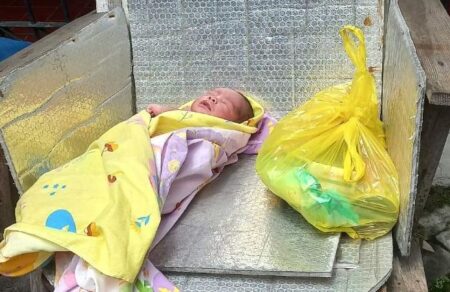 Bayi Dibuang di Pacar Keling Surabaya, Tali Pusar Masih Menempel Foto BeritaJatim.com