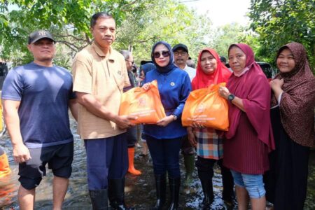 Hari Puasa Pertama, Wabup Mimik Sambangi Korban Banjir dan Salurkan Bantuan Foto BeritaJatim.com