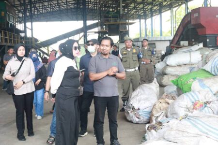 Wabup Sidoarjo Tinjau Penanganan dan Pengolahan Sampah Ramah Lingkungan Foto BeritaJatim.com