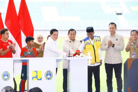 Presiden Prabowo Resmikan 17 Stadion Serentak di Gelora Delta Sidoarjo, Gubernur Khofifah Siap Begini Foto BeritaJatim.com