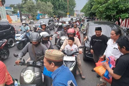 PWI Sidoarjo Bagikan Ratusan Takjil di Depan Balai Wartawan Sidoarjo Foto BeritaJatim.com