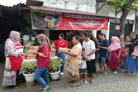 Alfamart, Wings Group, dan Bank Aladin Syariah Bagikan Nasi Kotak Ramadan 2025 Foto BeritaJatim.com