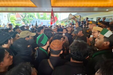 Aliansi Mahasiswa Sidoarjo Tolak Pengesahan UU TNI Foto BeritaJatim.com