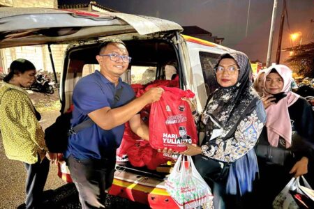 Hari Yulianto Bagikan Parsel Lebaran untuk Warga dan Kader Banteng Sidoarjo Foto BeritaJatim.com