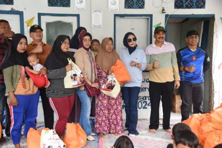 Warga Dusun Pucukan Gedang Sidoarjo Diguyur Bantuan Sembako Foto BeritaJatim.com
