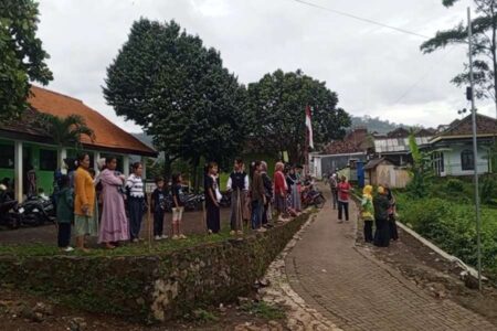 Ancaman Tanah Bergerak Belum Reda, Warga Sempu Nekat Pulang Foto BeritaJatim.com
