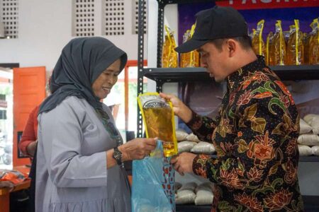 Wali Kota Pasuruan Pantau Langsung Operasi Pasar Murah, Jamin Harga Terjangkau Foto BeritaJatim.com