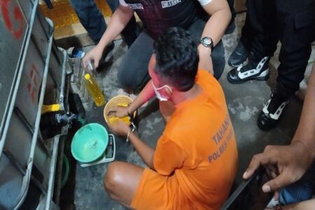Polisi Gerebek Pabrik Minyak Goreng Ilegal di Pandaan Foto BeritaJatim.com