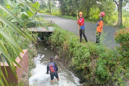 Warga Pasuruan Geger, Pria Lansia Hilang Misterius di Sungai Foto BeritaJatim.com