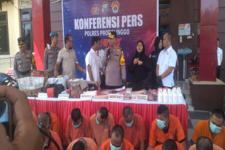 Tersangka Diamankan dalam Operasi Pekat Semeru 2025 di Probolinggo Foto BeritaJatim.com
