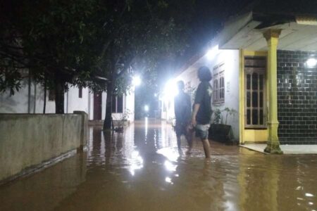 Banjir Rendam Winongan Kidul Pasuruan, Air Bercampur Lumpur Foto BeritaJatim.com