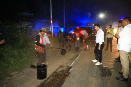 Wagub Jatim Pastikan Jalan Berlubang Ditambal H-10 Lebaran Foto BeritaJatim.com