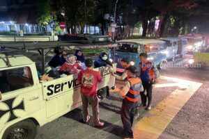 Komunitas VW Sidoarjo-Surabaya Bagi Ribuan Nasbung dan Ratusan Paket Beras Foto BeritaJatim.com