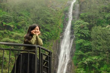 Lakukan Hal Ini Saat Bawa Anak Liburan Ke Air Terjun Foto BeritaJatim.com