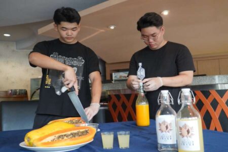 Kreatif! 2 Mahasiswa PCU Ini Olah Pepaya Bangkok Jadi Wine: Limbah jadi Cuan Foto BeritaJatim.com