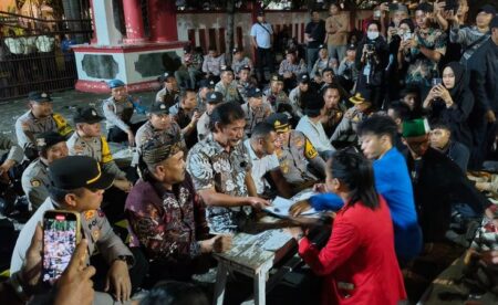 Demo di Blitar Berlangsung Damai, Mahasiswa dan Polisi Duduk Bersama Foto BeritaJatim.com
